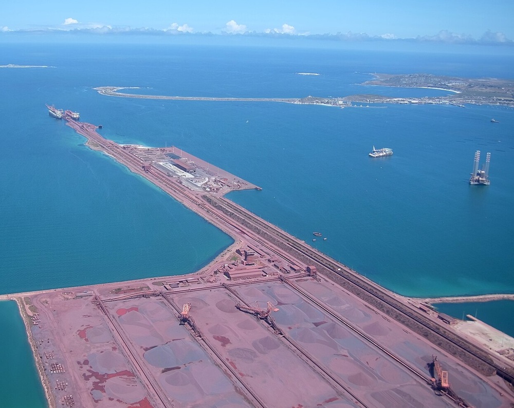 Harbor and iron or pier at Saldanha Bay, South Africa (Hp.Baumeler / CC BY SA 4.0)